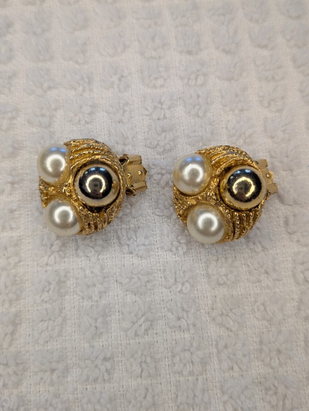 Vintage Faux Pearl Textured Gold Tone Clip On Earrings - Picture 4 of 9